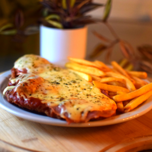 Milanesa napolitana de carne con papas para 2 personas